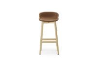 Bild von Normann Copenhagen Hyg Barhocker, vollständig gepolstert, SH: 75 cm – Brandy-Leder/Eiche