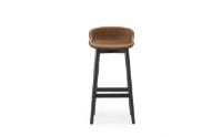 Bild von Normann Copenhagen Hyg Barhocker Voll gepolstert SH: 75 cm – Brandy-Leder/Schwarze Eiche