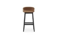 Bild von Normann Copenhagen Hyg Barhocker Voll gepolstert SH: 75 cm – Brandy-Leder/Schwarze Eiche