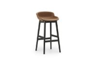 Bild von Normann Copenhagen Hyg Barhocker Voll gepolstert SH: 75 cm – Brandy-Leder/Schwarze Eiche