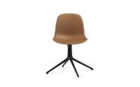 Bild von Normann Copenhagen Form Drehstuhl SH: 44 cm – Brandy-Leder/Schwarzes Aluminium