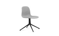 Bild von Normann Copenhagen Form Drehstuhl SH: 44 cm – Partner Grau/Schwarzes Aluminium