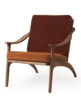 Bild von Warm Nordic Lean Back Lounge Chair SH: 41 cm – Teak/Ziegel/Rost