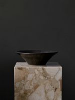 Bild von Audo Copenhagen Sockel kubisch H: 40 cm – Sand Kunis Breccia