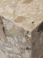 Bild von Audo Copenhagen Sockel Grande H: 27,5 cm – Sand Kunis Breccia