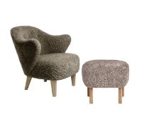 Bild von Audo Copenhagen Ingeborg Loungesessel mit Fußhocker SH: 40 cm – Schaffell Sahara/Eiche