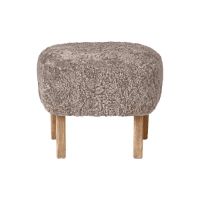 Bild von Audo Copenhagen Ingeborg Loungesessel mit Fußhocker SH: 40 cm – Schaffell Sahara/Eiche