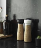 Bild von Normann Copenhagen Craft Salzmühle Klein H: 18 cm – Weißer Marmor/Eiche