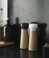 Bild von Normann Copenhagen Craft Pfeffermühle Klein H: 18 cm – Schwarzer Marmor/Eiche
