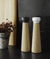 Bild von Normann Copenhagen Craft Salzmühle, groß, H: 27 cm – weißer Marmor/Eiche