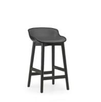 Bild von Normann Copenhagen Hyg Barhocker vorne gepolstert SH: 65 cm – Schwarzes Leder/Schwarze Eiche