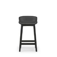 Bild von Normann Copenhagen Hyg Barhocker vorne gepolstert SH: 65 cm – Schwarzes Leder/Schwarze Eiche