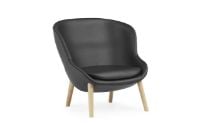 Bild von Normann Copenhagen Hyg Low Lounge Chair SH: 40 cm – Schwarzes Leder/Eiche