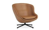 Bild von Normann Copenhagen Hyg Low Lounge Chair SH: 40 cm – Brandy-Leder/Schwarzes Aluminium