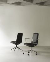 Bild von Normann Copenhagen Off Chair Lav m. Pude H: 100,8 cm – Schwarz/Ultra-Leder Schwarz