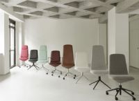 Bild von Normann Copenhagen Off Chair Lav m. Hjul H: 100,8 cm – Aluminium/Ultra-Leder-Ziegelstein