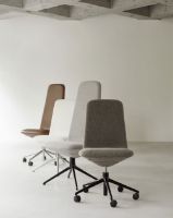 Bild von Normann Copenhagen Off Chair Low mit Rollen H: 100,8 cm – Schwarz/Hallingdal 270
