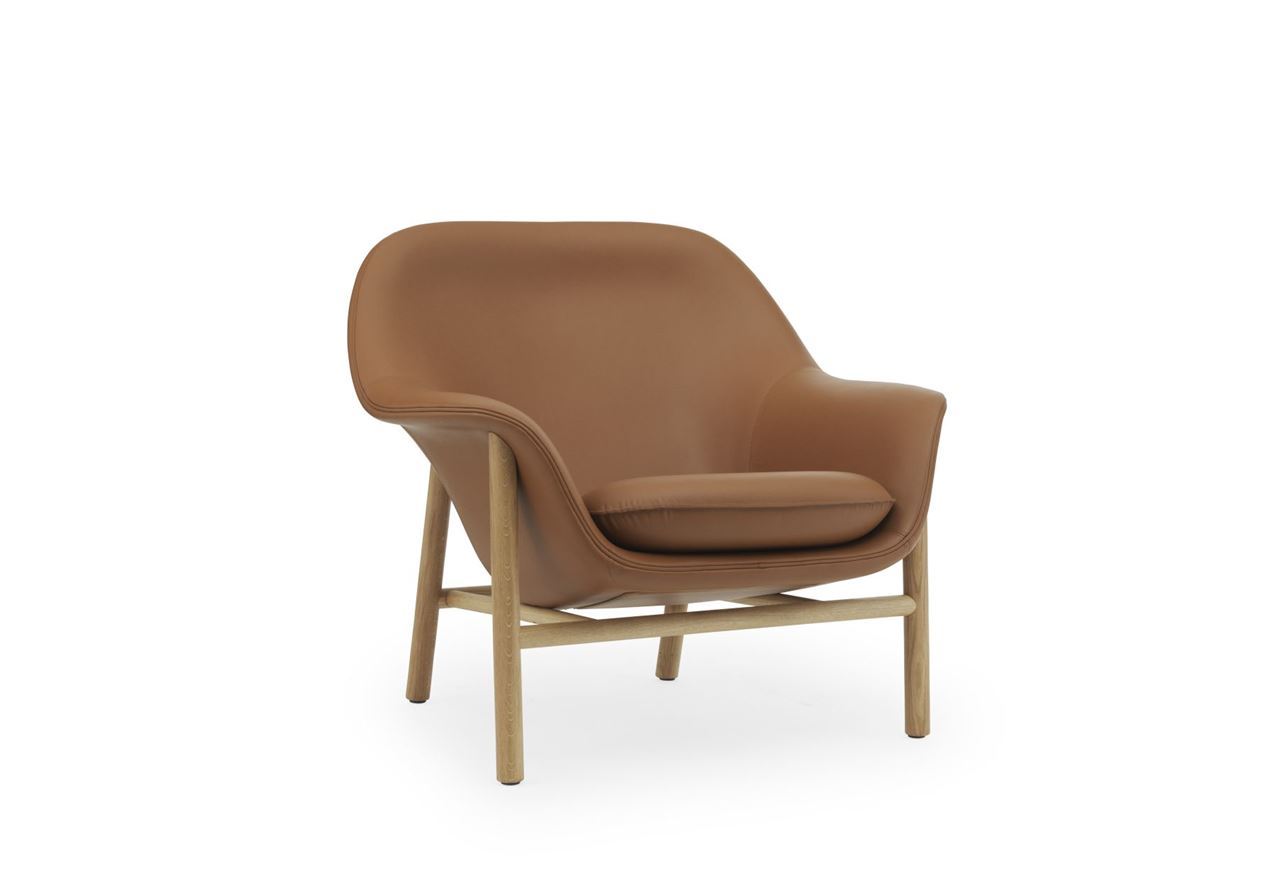 Bild von Normann Copenhagen Drape Lounge Chair Low Oak H: 85 cm – Ultra Leather Brandy