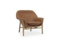 Bild von Normann Copenhagen Drape Lounge Chair Low Oak H: 85 cm – Ultra Leather Brandy