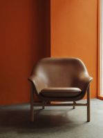 Bild von Normann Copenhagen Drape Lounge Chair Low Oak H: 85 cm – Ultra Leather Brandy