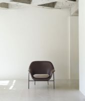 Bild von Normann Copenhagen Drape Lounge Chair Low Steel H: 85 cm - Ultra Leather Chocolate / Hallingdal 270