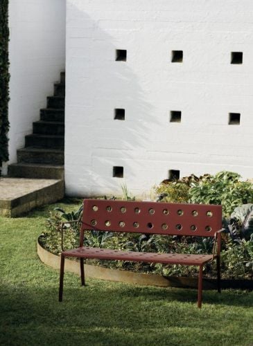 HAY Balcony Lounge Bench W. Arm L: 121,5 cm – Eisenrot