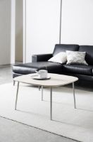 Bild von Thomsen Furniture Eichen-Couchtisch 80x80 cm – Weiß geölte Eiche/Stahl