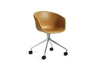 Bild von HAY AAC 25 About A Chair SH: 46 cm – Poliertes Aluminium/Sense Cognac