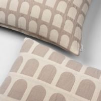 Bild von Kristina Dam Studio Arch Kissenbezug 60 x 40 cm – gebrochenes Weiß/Beige