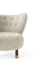 Bild von &Tradition Little Petra VB1 Lounge Chair Limited Edition SH: 40 cm – Geölter Walnuss/Schaffell Moonlight/Messing