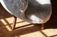 Bild von &Tradition Little Petra VB1 Lounge Chair Limited Edition SH: 40 cm – Geölter Walnuss/Schaffell Moonlight/Messing