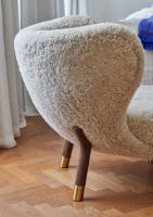 Bild von &Tradition Little Petra VB1 Lounge Chair Limited Edition SH: 40 cm – Geölter Walnuss/Schaffell Moonlight/Messing