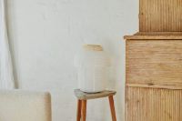 Bild von Von Hand gefertigter Doppeltisch aus Papier, klein, Ø: 35 cm – zartes Gelb