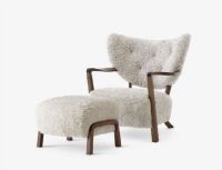 Bild von &Tradition Wulff ATD2 Lounge Chair inkl. Pouf SH: 41 cm - Geöltes Walnussholz / Schaffell Moonlight WERBEANGEBOT