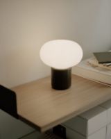 Bild von New Works Karl-Johan Tragbare Tischlampe H: 18 cm – Kaltes Schwarz