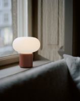 Bild von New Works Karl-Johan Tragbare Tischlampe H: 18 cm – Erdrot