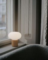 Bild von New Works Karl-Johan Tragbare Tischlampe H: 18 cm – Ockergelb