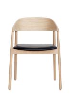 Bild von Andersen Furniture AC2 Stuhl SH: 43,5 cm – Weiß pigmentierte, matt lackierte Eiche/Schwarzes Leder