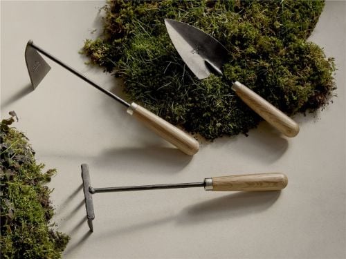 Audo Copenhagen Pallares x Audo Copenhagen Pflanzenwerkzeuge 3er-Set – Schwarz/Eiche natur