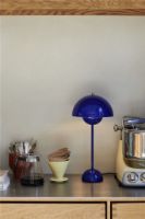 Bild von &Tradition Flowerpot VP3 Tischlampe H: 50 cm - Kobaltblau