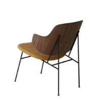 Bild von Audo Copenhagen The Penguin Lounge Chair SH: 42 cm – Walnuss/Leder Cognac