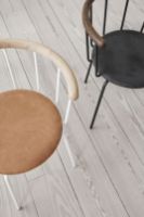 Bild von Eberhart Furniture Babette Esszimmerstuhl SH: 47 cm – Schwarz gepolstertes anthrazitfarbenes Leder