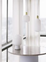 Bild von Normann Copenhagen Amp Pendelleuchte klein H: 17 cm – Weiß/Messing