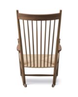 Bild von Fredericia Furniture 16000 J16 Wegner Schaukelstuhl SH: 42 cm – Geölter Walnuss/Naturgeflecht