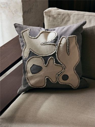 Ferm Living Figurenkissen 50x50 cm - Dunkles Taupe/Gebrochenes Weiß