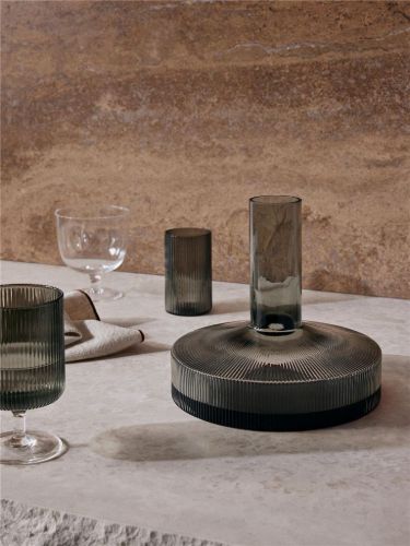 Ferm Living Ripple Weinkaraffe 1,1 L – Rauchgrau