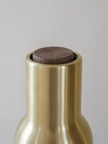 Audo Copenhagen Bottle Grinder 2er-Pack H: 20,5 cm – Gebürstetes Messing/Walnuss
