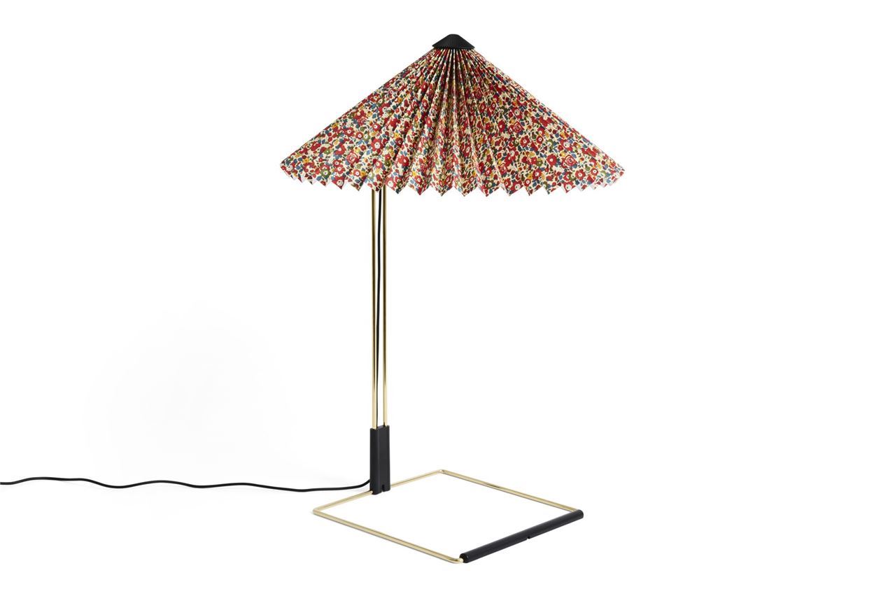 Bild von HAY x Liberty Matin Tischlampe Limited Edition H: 52 cm – Poliertes Messing/Betsy Ann von Liberty