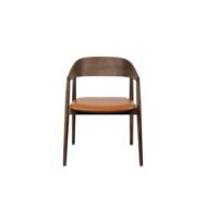 Bild von Andersen Furniture AC2 Sitz gepolsterter Esszimmerstuhl SH: 44 cm – Räuchereiche/cognacfarbenes Leder