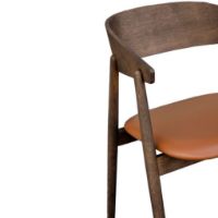 Bild von Andersen Furniture AC2 Sitz gepolsterter Esszimmerstuhl SH: 44 cm – Räuchereiche/cognacfarbenes Leder